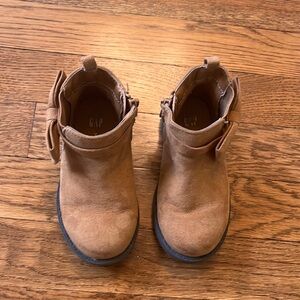 Toddler brown boots with bow, Baby Gap size 7 Toddler. Gently used condition.